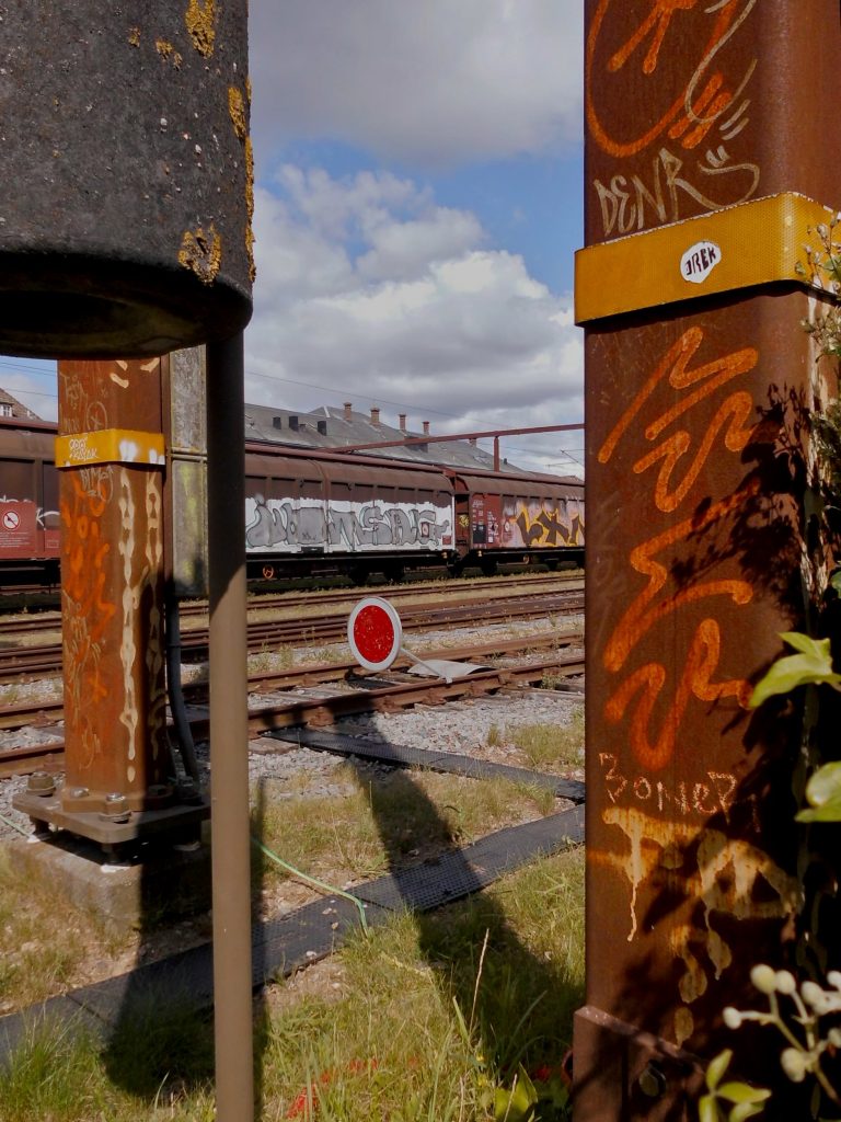 Ein Güterzug an einem Bahnhof