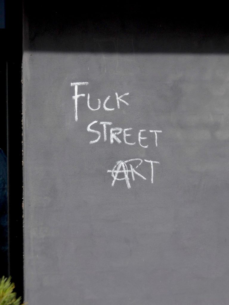 Eine Malerei aus Kreide an einer Wand