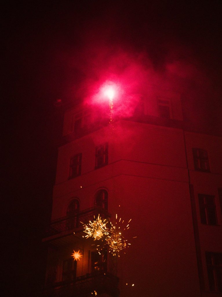 Ein Feuerwerkskörper explodiert bei Nacht