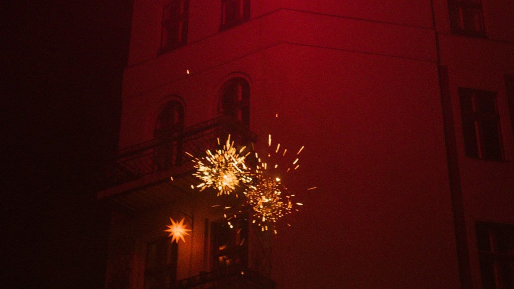 Ein Feuerwerkskörper explodiert bei Nacht