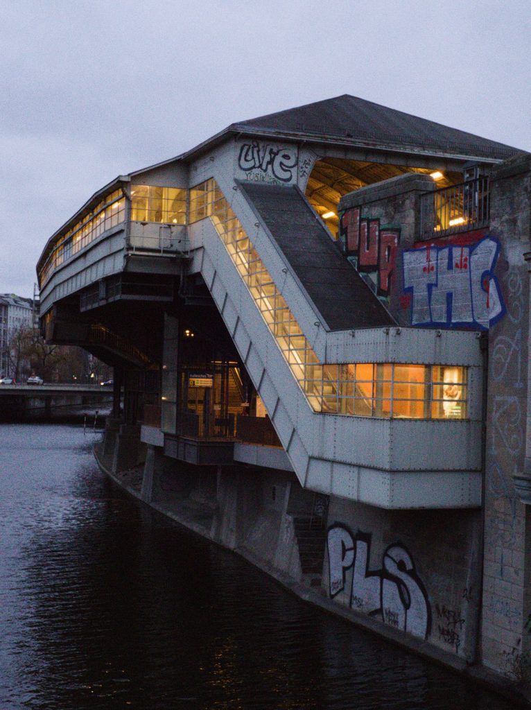 Gebäude einer U-Bahn-Station an einem Fluss