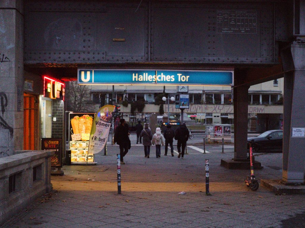 Eingang zu einer U-Bahn-Station in einer Unterführung