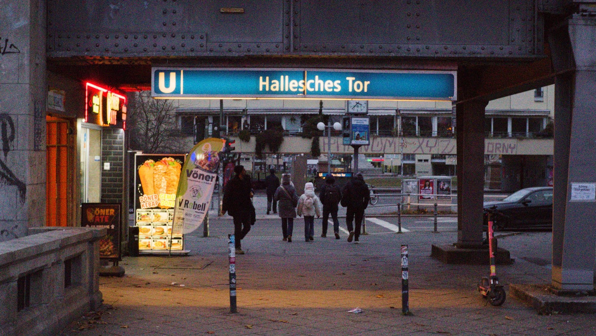 Eingang zu einer U-Bahn-Station in einer Unterführung, Bild von Marvin Müller