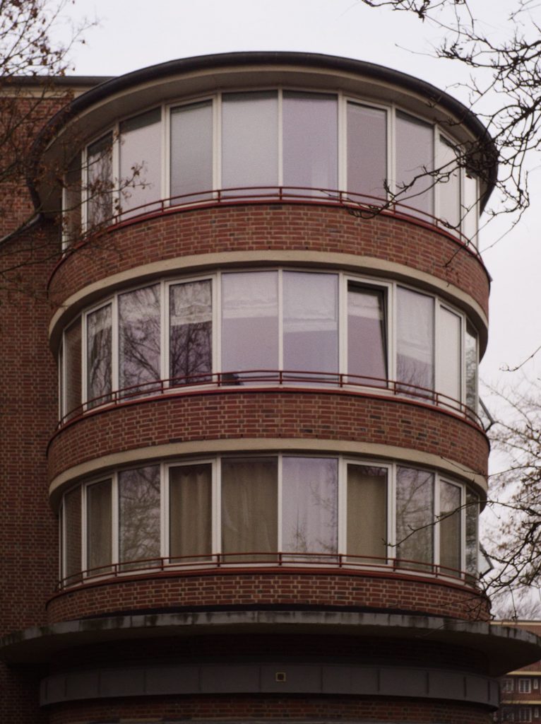 Ein rundes Backstein-Haus mit vielen Fenstern