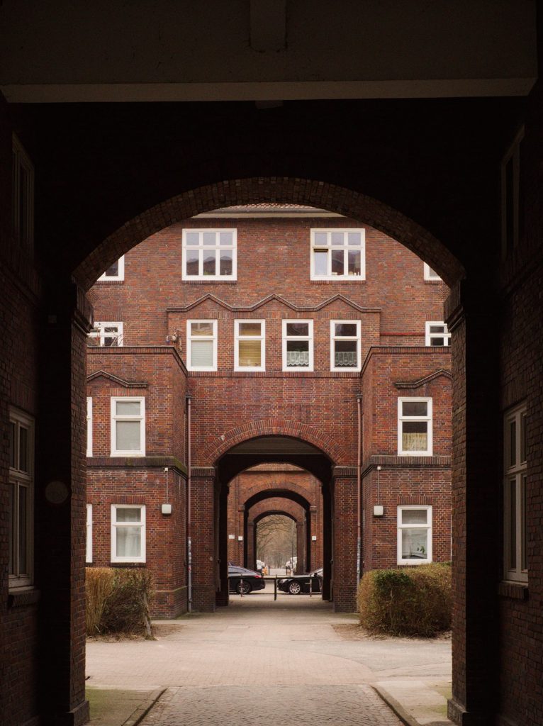 Eine Hausfassade in einem Torbogen