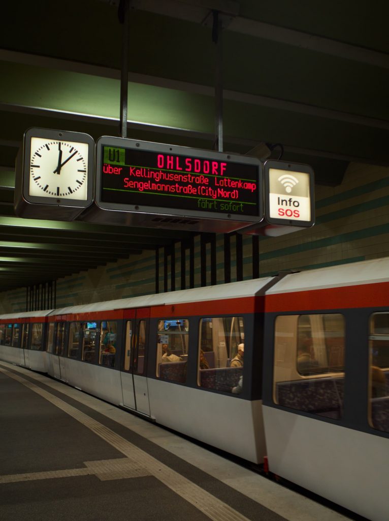 Haltender Zug am Gleis einer U-Bahn-Station