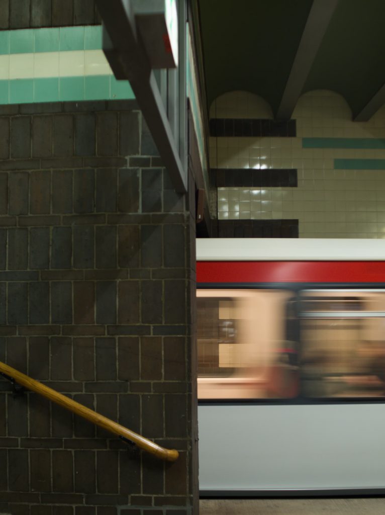Zug bei der Fahrt aus einer U-Bahn-Station