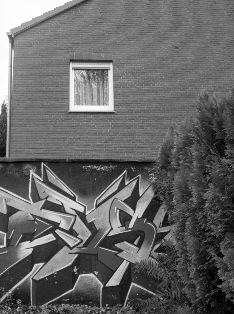 Eine Hauswand mit Graffiti besprüht