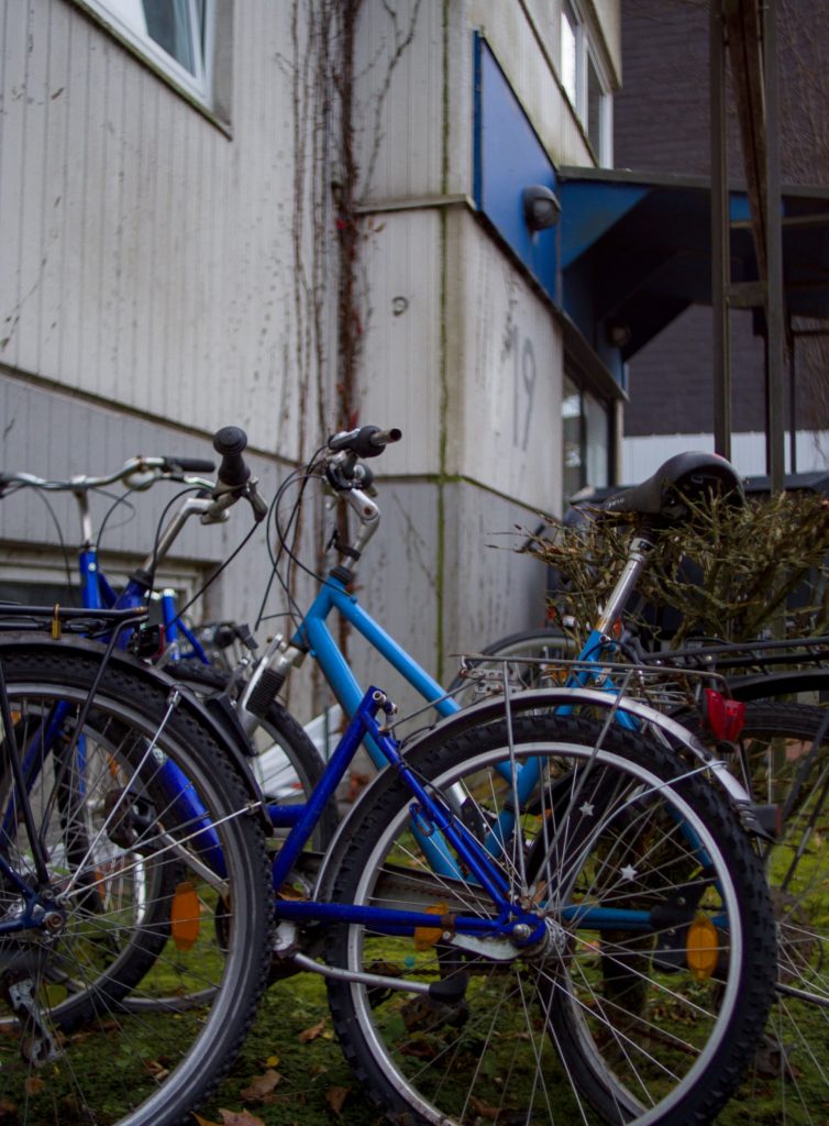 Zwei blaue Fahrräder vor einer Hauswand