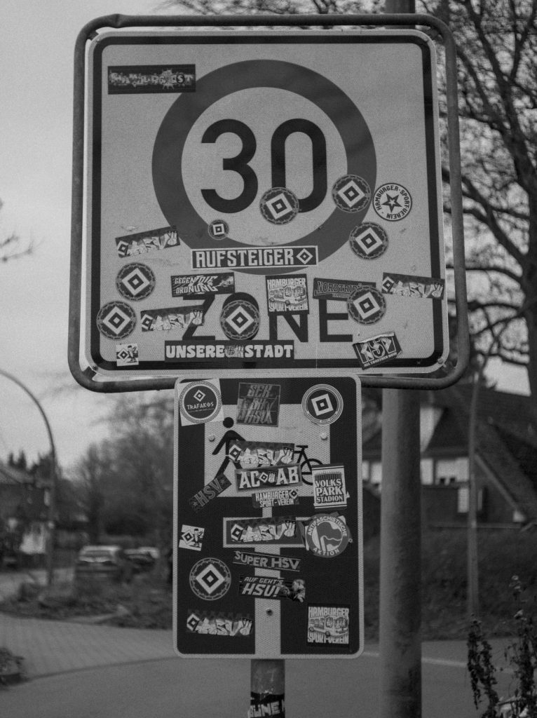 Ein Straßenschild mit Aufklebern beklebt