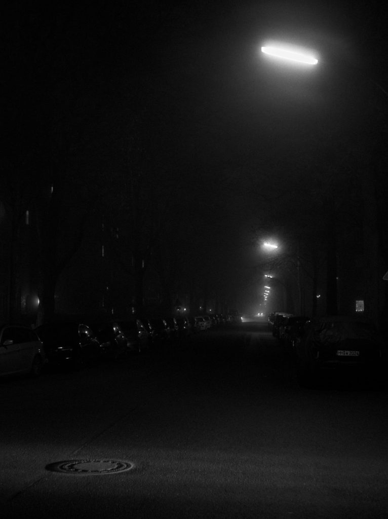 Eine beleuchtete Straße bei Nacht