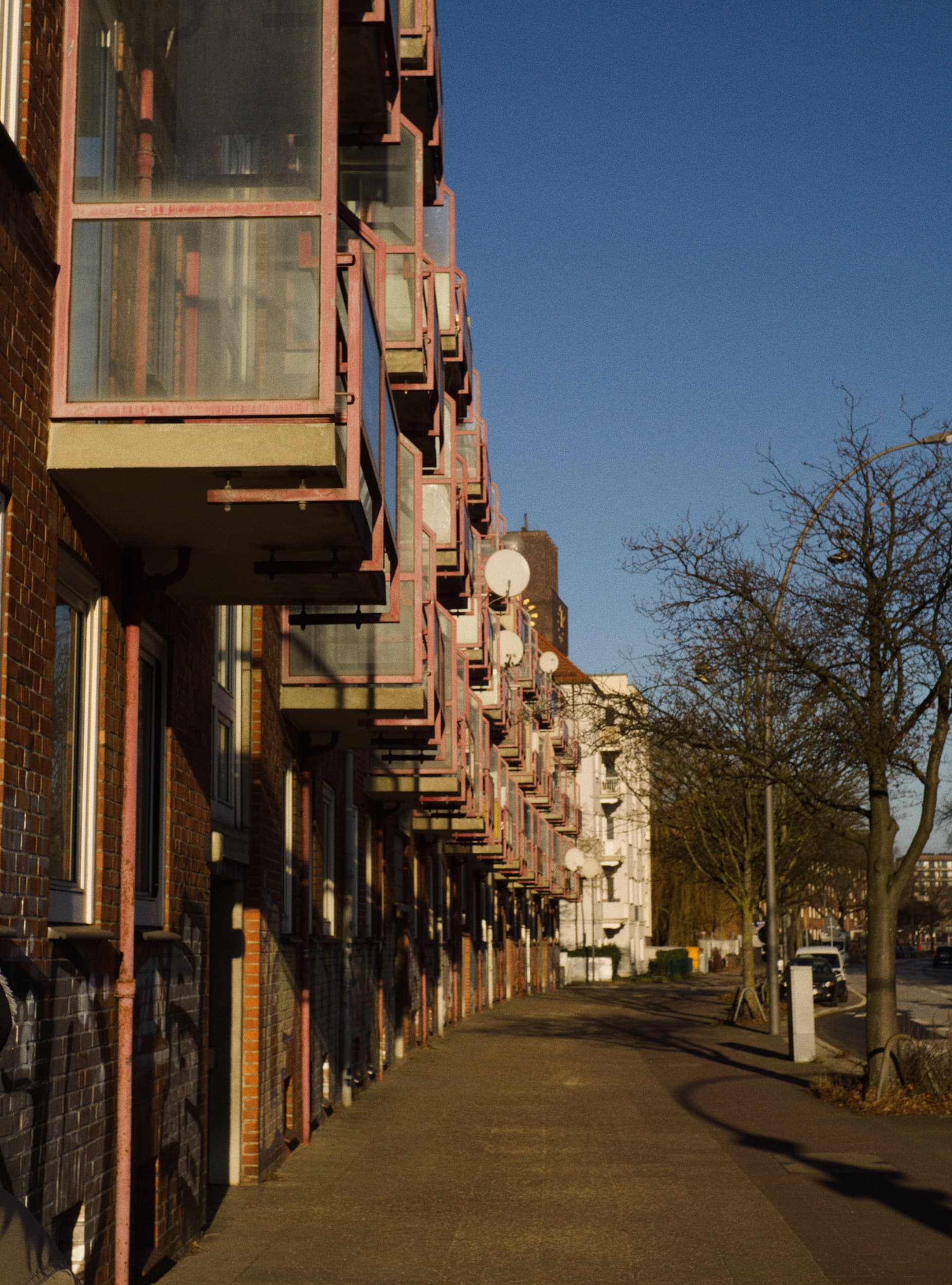 Eine lange Hausfassade mit Balkonen
